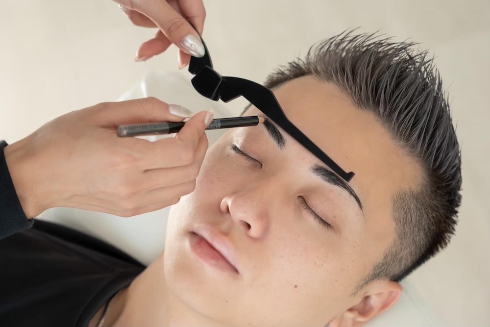 ビジネス眉毛スタイリング