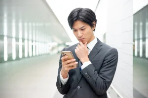 メンズのジェルネイルを検討しているビジネスマン