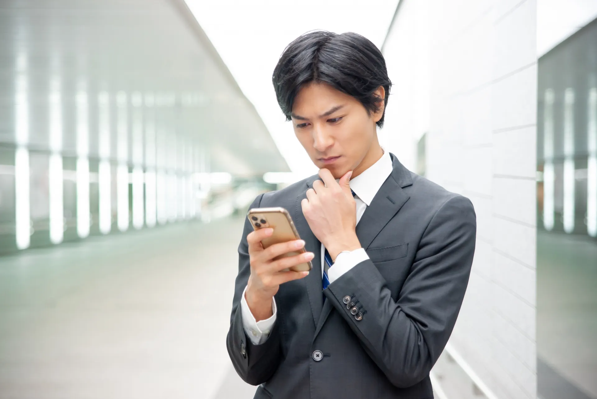 メンズのジェルネイルを検討しているビジネスマン